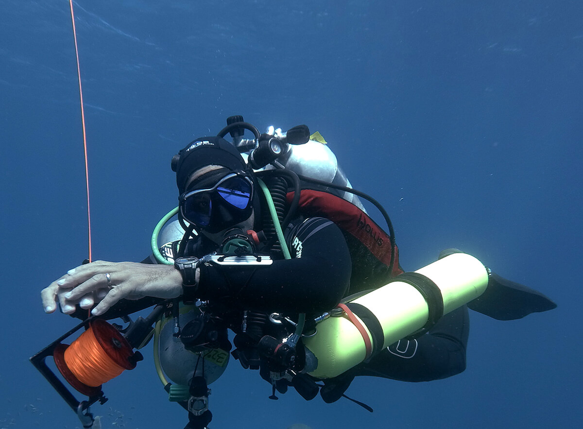 Fabio Buitrago diving