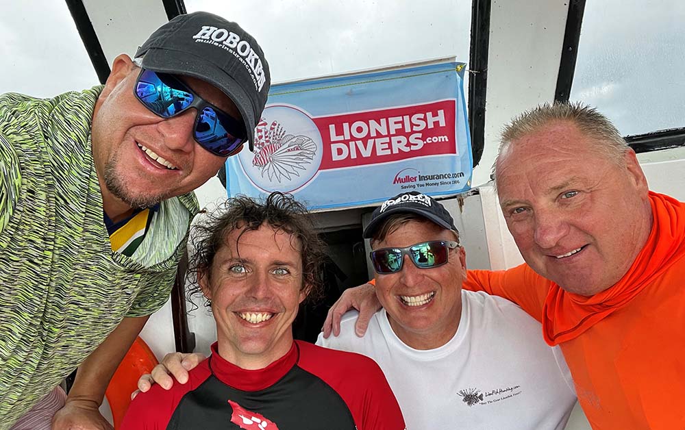 Group of scuba divers in Aruba
