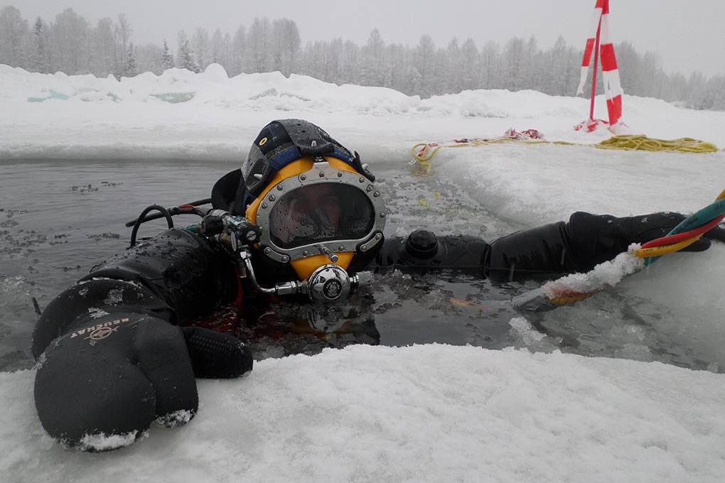 Dick de Bruin diving in frozen waters